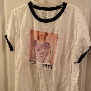 Rare Taylor swift 1989 tour T shirt size Xxl fits like a large
